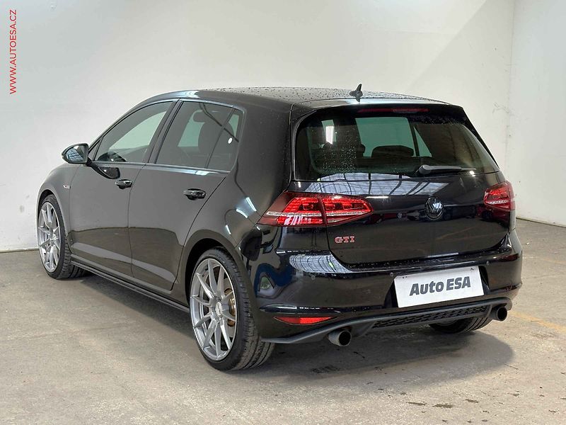 Volkswagen Golf (2015) 2.0 TFSi, GTi, DSG, bixen - fotka 6 z 18
