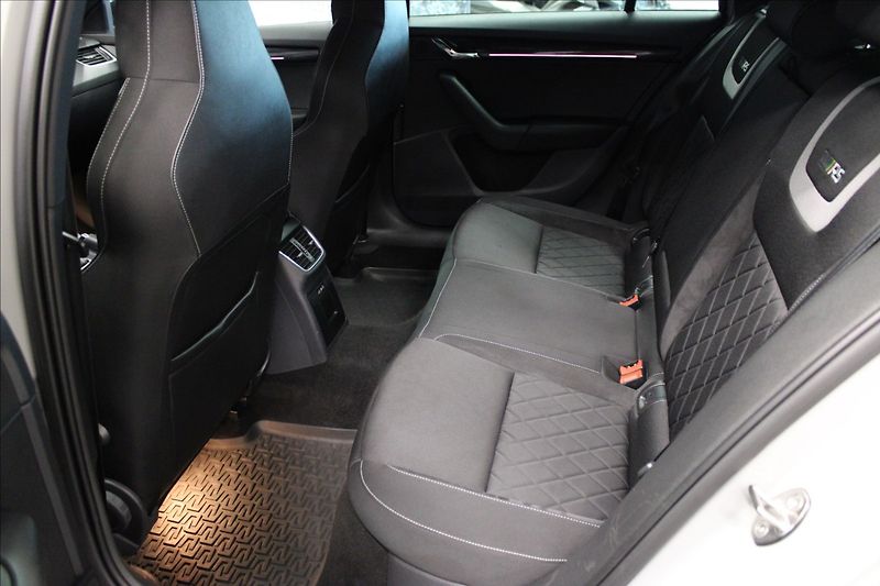 Škoda Octavia 2,0 TDI RS 4x4 DSG TOP VIRTUAL - fotka 12 z 38