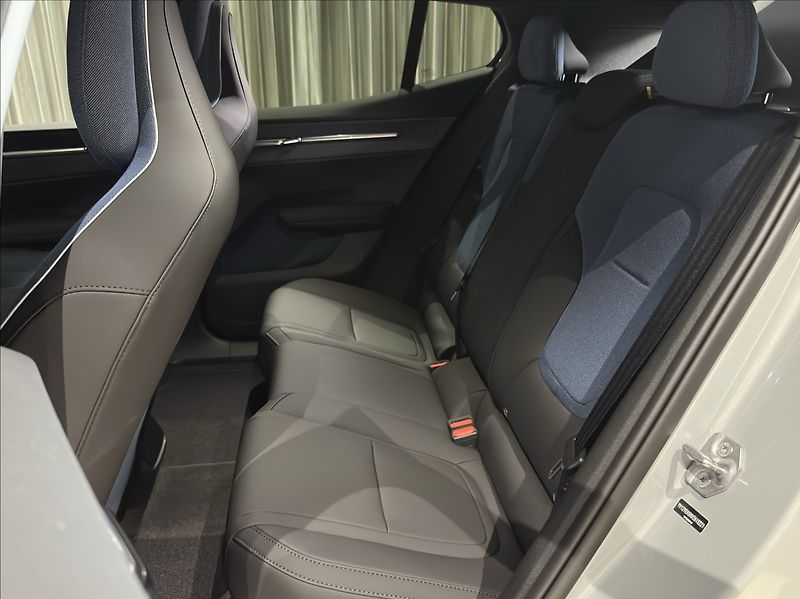 Volvo EX30 (2026) 0,0 P8 AWD  Ultra Cross Countr - fotka 23 z 38