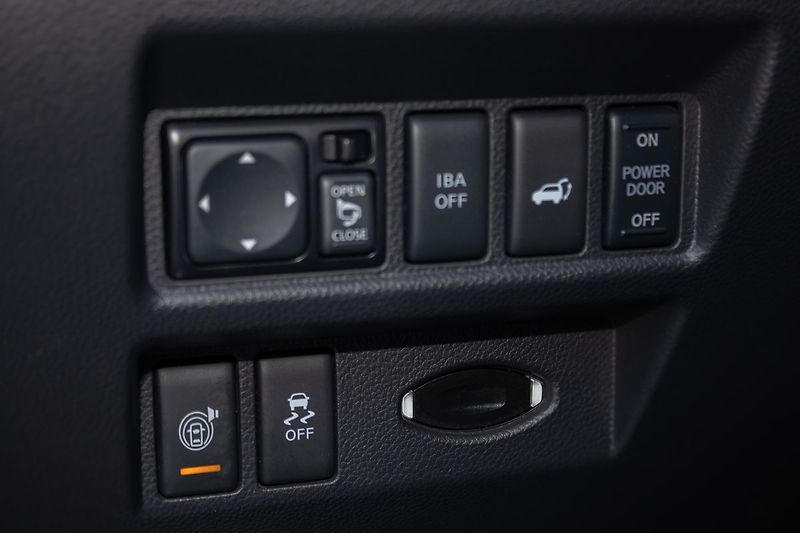 Infiniti QX70 Verze S, servisované, DVB-T - fotka 36 z 53