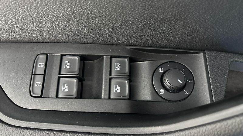 Škoda Superb 2.0 TDI Ambition Combi - fotka 21 z 24