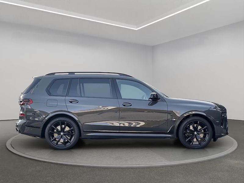 BMW X7 M60ix Executive 08/2025 - fotka 5 z 12