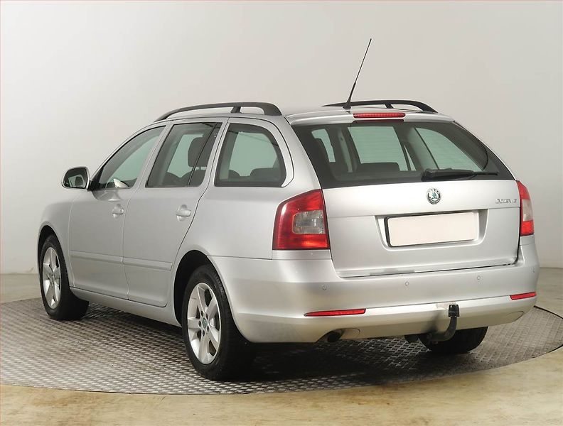Škoda Octavia (2011) Ambiente Plus 2.0 TDI, Xenony - fotka 4 z 18