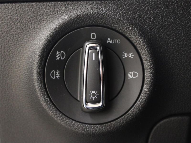 Škoda Karoq 2,0 TDI Style+ 4x4 DSG perleť - fotka 16 z 40
