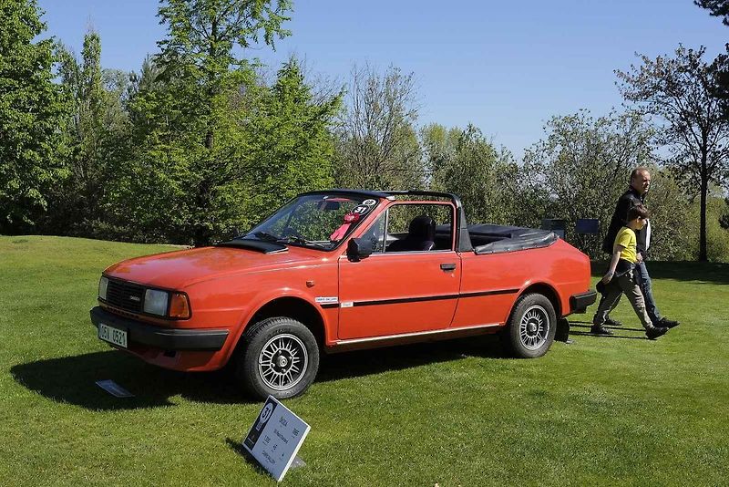 Slavnostní zahájení přehlídky vzácných historických vozidel Automobilové klenoty 2025.