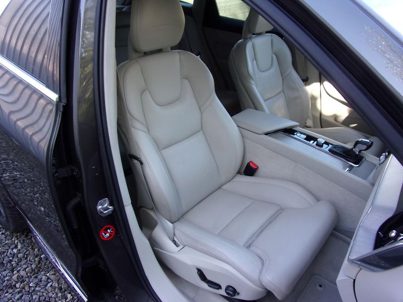 Volvo XC60 2.0D AWD 140kW INSCRIPTION TOP - fotka 25 z 28
