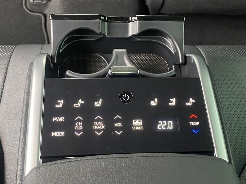 Toyota Camry 2,5 Hybrid Executive VIP - fotka 36 z 38