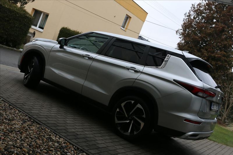 Mitsubishi Outlander 2,4 7míst, intense - fotka 13 z 70
