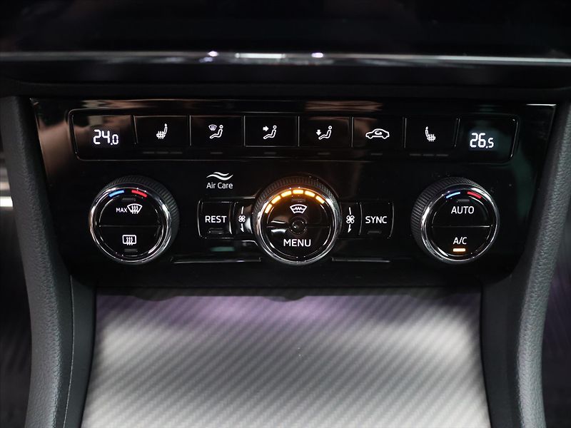 Škoda Superb 2,0 TDI 140kW Sportline 4x4 - fotka 20 z 29