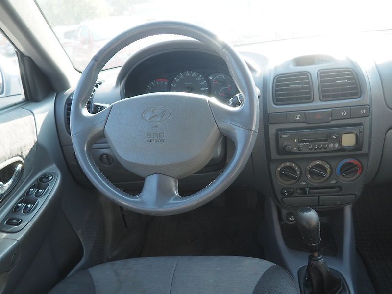 Hyundai Accent (2006) 1.4i, 63kW, AC - fotka 16 z 29