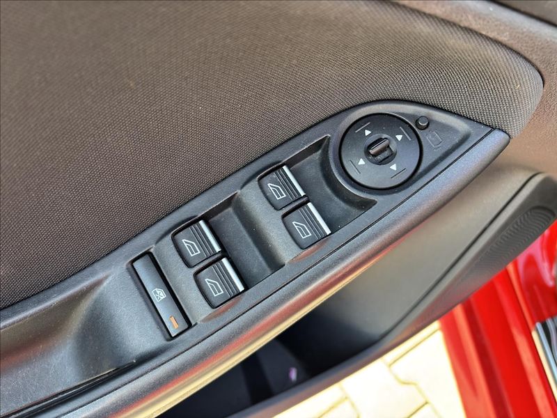 Ford Focus 1,5 Race Red 110 kW - fotka 19 z 32