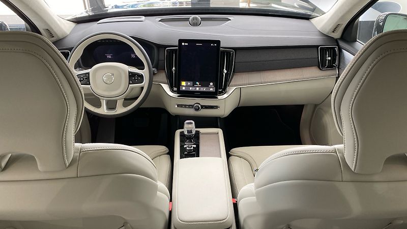 Volvo XC90 (2026) PLUS DARK, B5 AWD, 184+10 kW / - fotka 11 z 12
