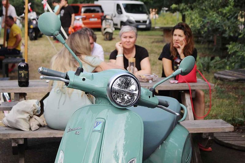 Sraz majitelů italských skútrů Vespa s názvem Vesparáda se v Lovosicích uskutečnil již popáté. Na snímku právě konvoj vyráží na spanilou jízdu.