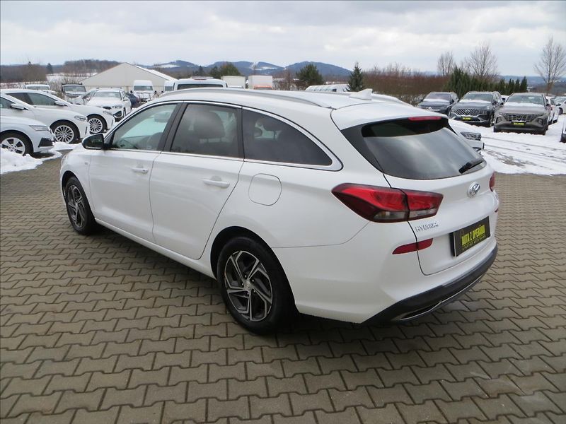 Hyundai i30 1,5 T-GDI 117kW Family Smart - fotka 5 z 26