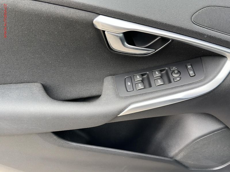 Volvo V40 (2014) 1.6 D, AC, tempo, park.čidla - fotka 11 z 16