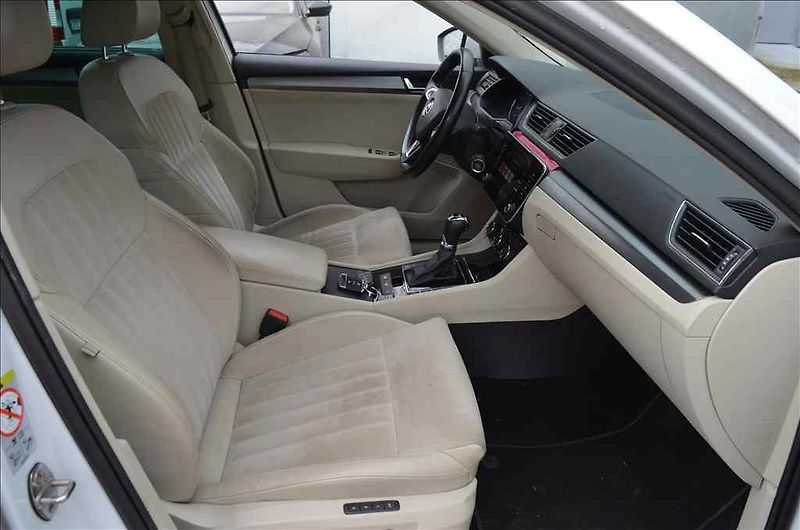 Škoda Superb (2018) COMBI III. 2,0 TSI DSG 4X4 - fotka 16 z 19