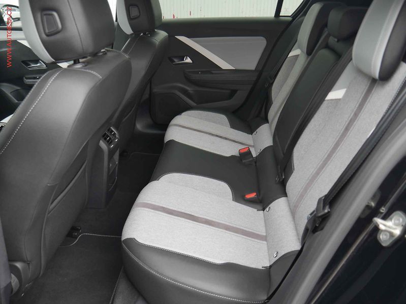 Opel Astra (2023) 1.2PT, 1.maj,ČR, Elegance - fotka 10 z 15