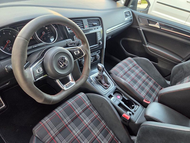 Volkswagen Golf (2016) 2.0 TSI GTI - fotka 8 z 11