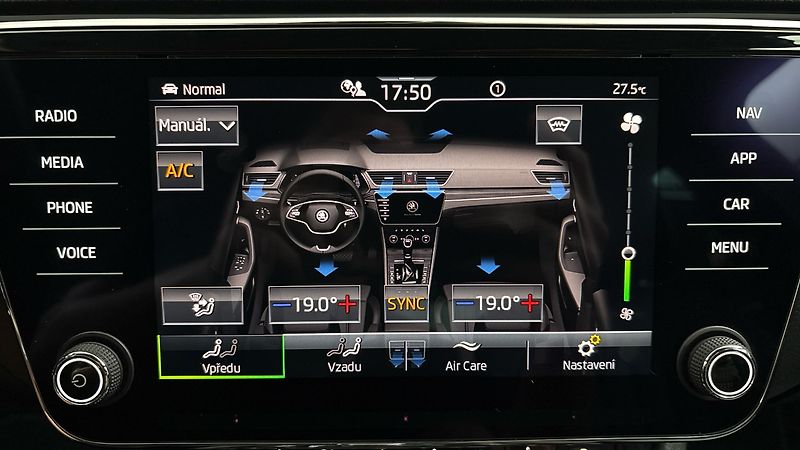 Škoda Superb 2.0 TDI DSG 4x4 L&K Combi - fotka 32 z 34