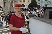 Stovka nablýskaných motocyklů a automobilů předválečné a meziválečné éry vyrazila v neděli z Horního náměstí v Přerově na spanilou jízdu regionem. Nejstarší účastnicí byla 88letá Libuše Šulcová. Vyrazila na motocyklu BSA 770 se sidecarem z roku 1928.