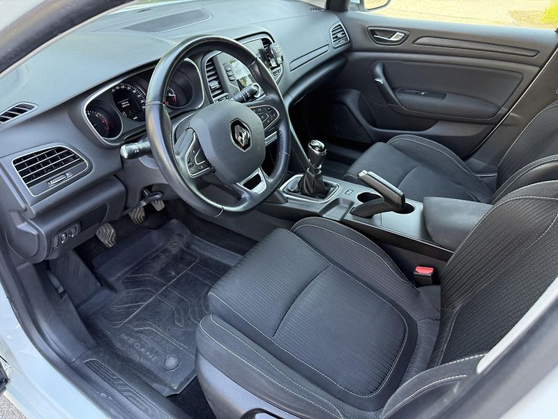 Renault Mégane 1,6i 1.Majite CZ Serviska - fotka 8 z 21