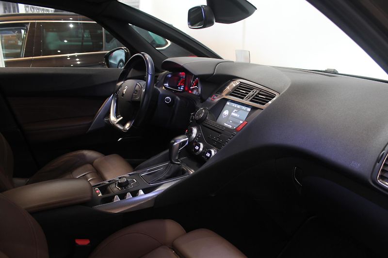 Citroën DS5 (2013) 2.0HDI Automat 120kW Navi ČR - fotka 18 z 36