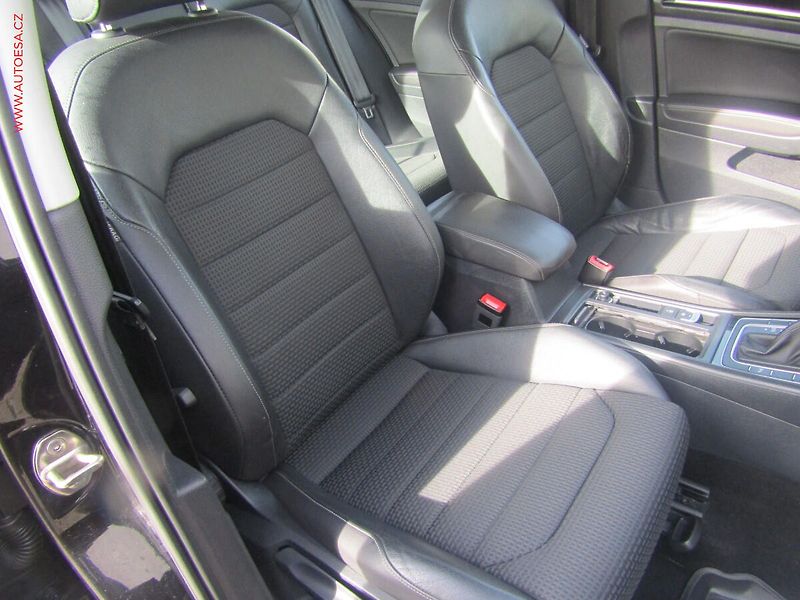Volkswagen Golf (2015) 1.6TDi, ČR, DSG, park.asist - fotka 8 z 20
