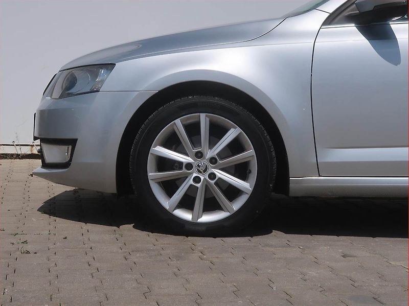 Škoda Octavia (2015) Elegance 1.6 TDI, Serv.kniha - fotka 14 z 16