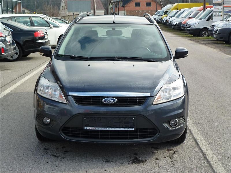 Ford Focus 1,6 16V  Elegance - fotka 2 z 48