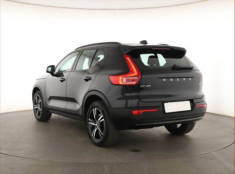 Volvo XC40 (2023) B3 - fotka 4 z 19