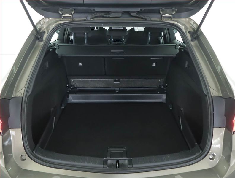 Toyota Corolla (2022) 1.8 Hybrid - fotka 14 z 16