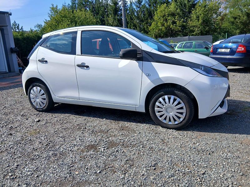 Toyota Aygo 1.0, 51 kW, klima - fotka 9 z 38