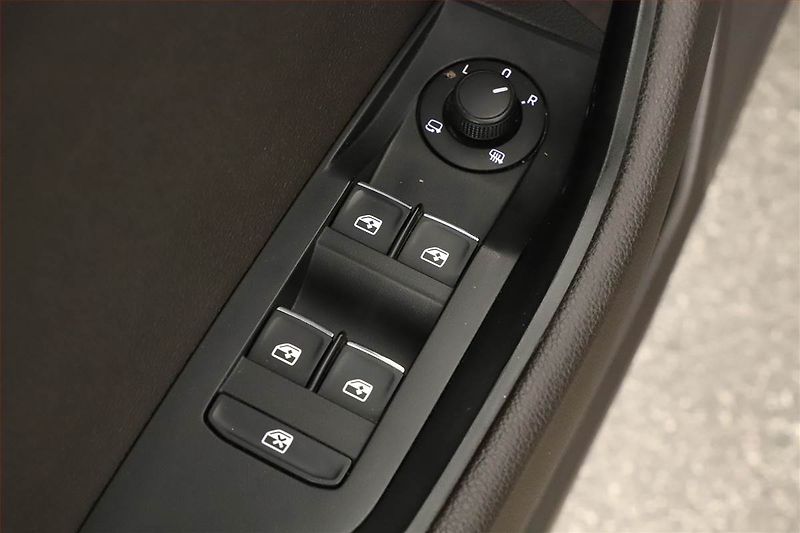 Škoda Superb (2015) Laurin&Klement 2.0 TDI - fotka 14 z 19