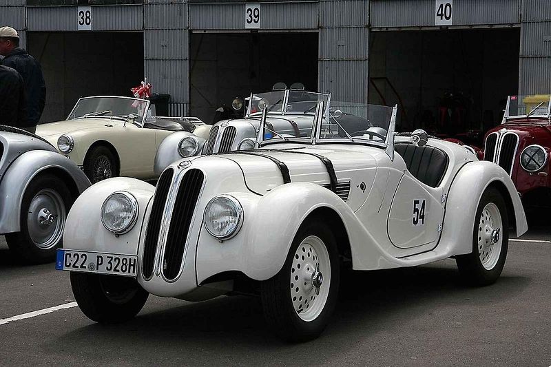 Vůz BMW 328 byl už od začátku navržený jako soutěžní model, který má dát bavorské značce sportovní image. Na snímku je BMW 328 z roku 1938 v Louwman Muzeu.