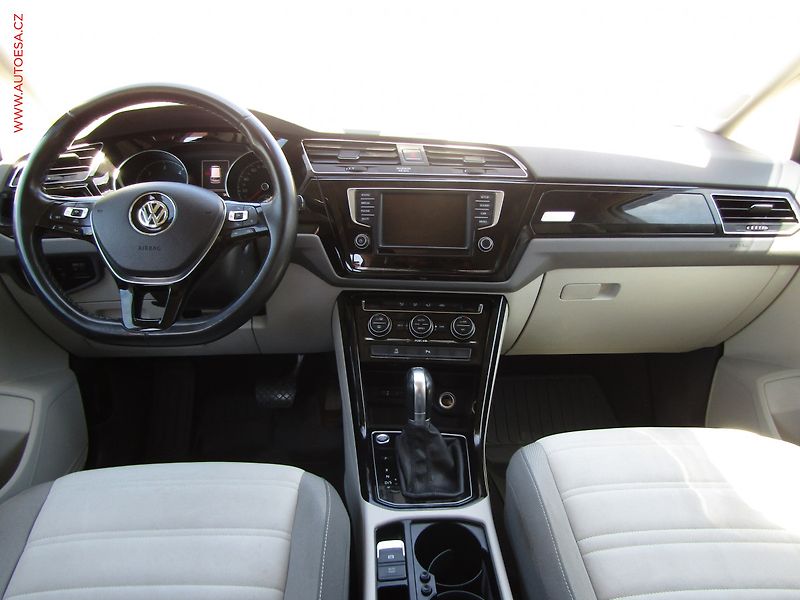 Volkswagen Touran (2016) 2.0 TDi, ČR, DSG, TZ, park - fotka 8 z 20
