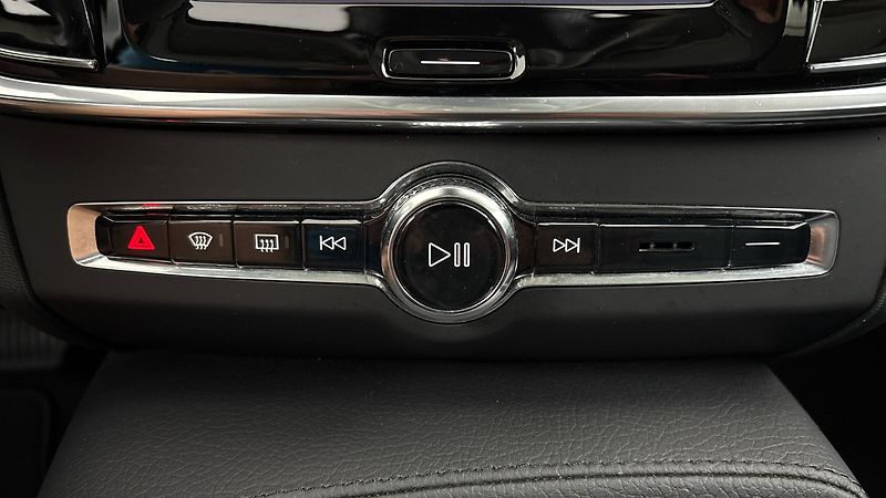 Volvo V90 2.0 B4 AUT Momentum Pro - fotka 13 z 30