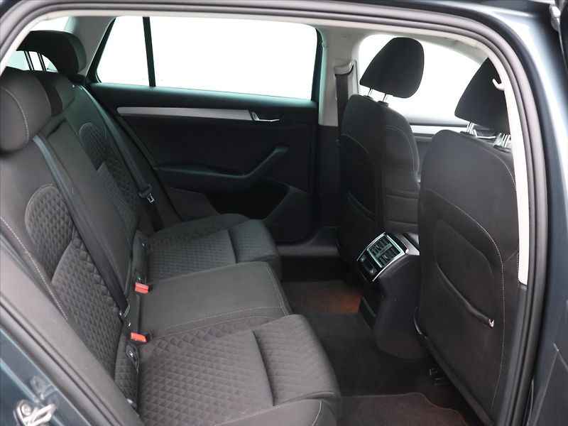 Škoda Superb 2,0 TDI DSG Style - fotka 13 z 36
