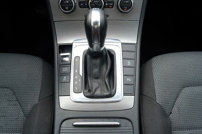 Volkswagen Passat 2.0 TDI DSG 140PS/navigace - fotka 26 z 32