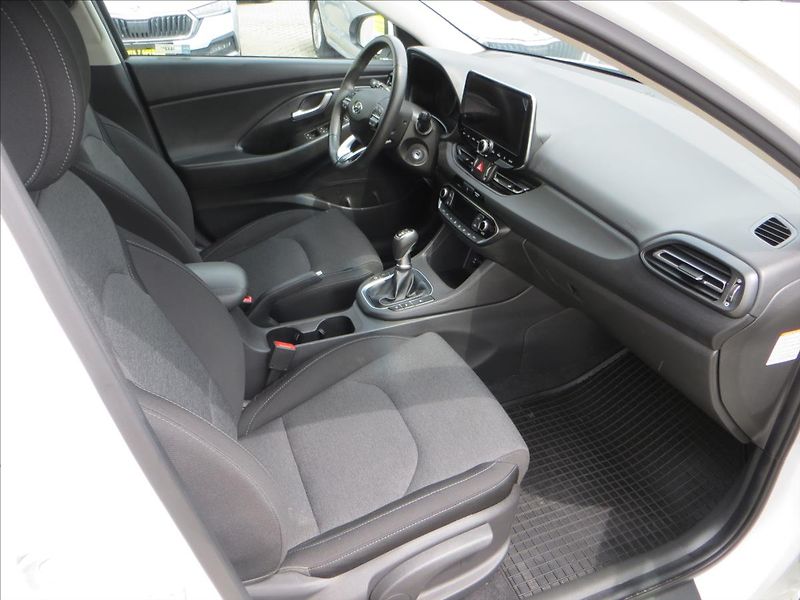 Hyundai i30 1,5 T-GDI mHEV Smart 117 kW - fotka 11 z 26