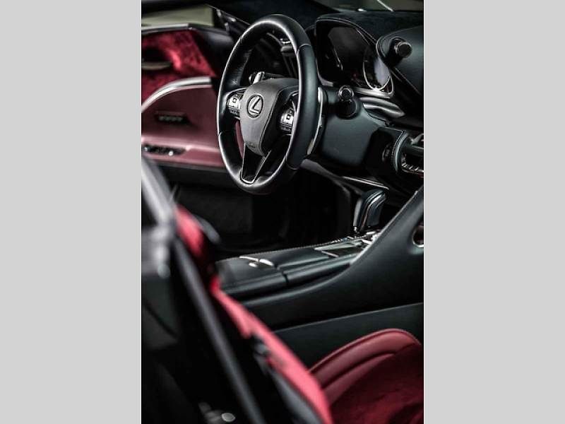 Interiér upraveného Nissanu GT-R.