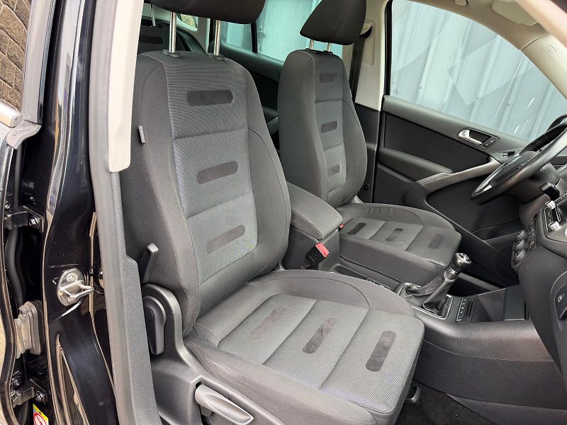 Volkswagen Tiguan 2,0 TDI /4x4/ SPORT / servis.k - fotka 20 z 32