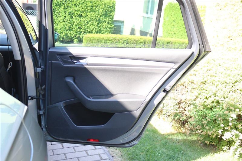 Škoda Superb 2,0 TDi, DSG , 4x4 - fotka 32 z 52