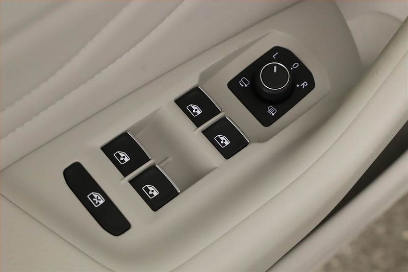 Volkswagen Passat (2022) Elegance 2.0 TDI - fotka 19 z 21