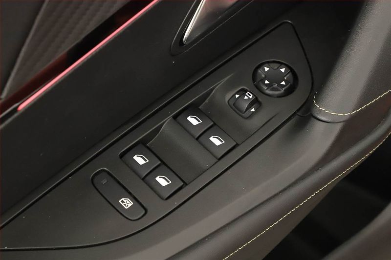 Peugeot 2008 (2021) GT 1.2 PureTech, Automat - fotka 12 z 15