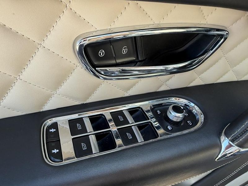 Bentley Bentayga 6,0 V12 4WD,head-up, TOP STAV - fotka 17 z 49