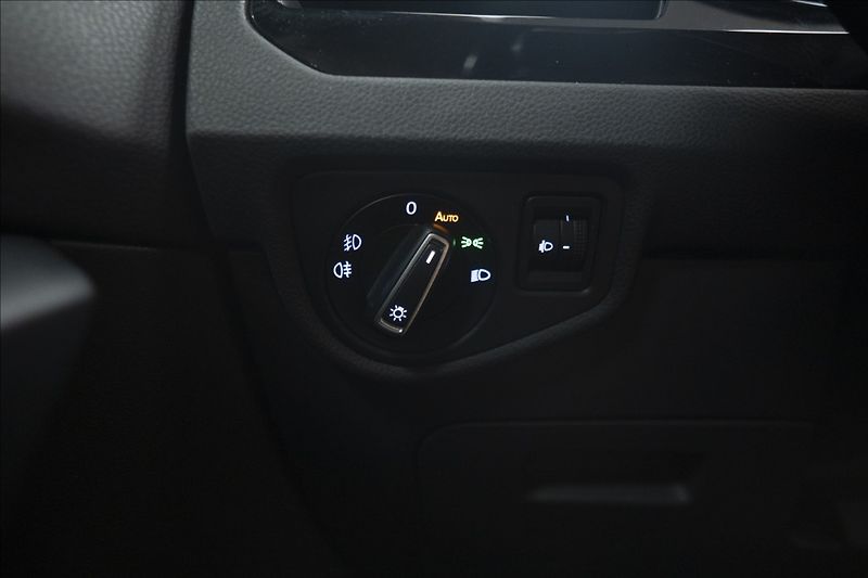 Volkswagen Touran 2,0 TDI MASÁŽ KAMERA VÝHŘEV ČR - fotka 27 z 39