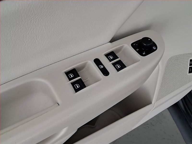 Volkswagen Passat (2010) 2.0 TDI, Automat, po STK - fotka 15 z 18