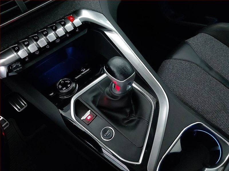 Peugeot 5008 (2018) 1.5 BlueHDi, 7 míst, Kůže - fotka 13 z 22