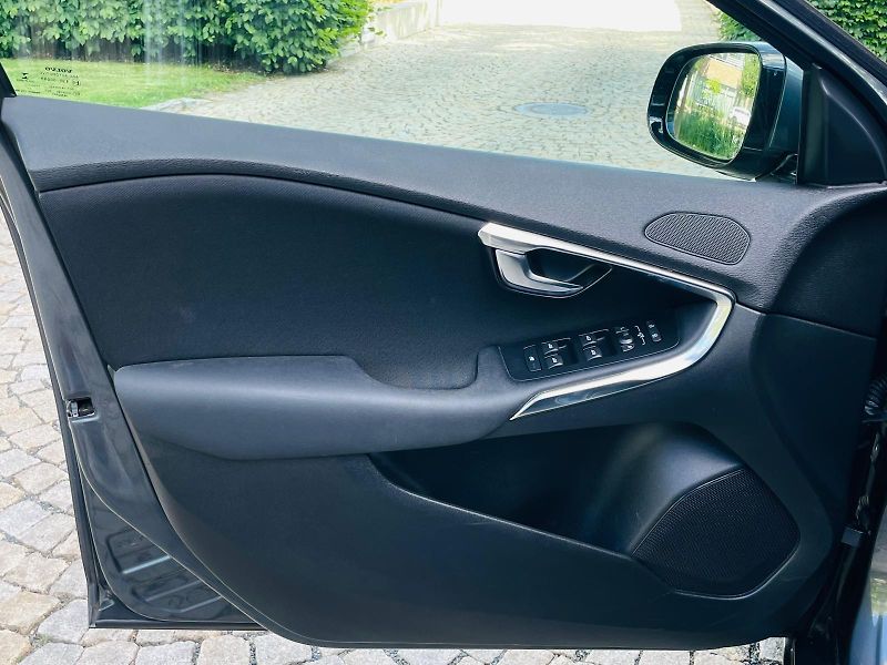 Volvo V40 2.0D3 5VÁLEC MANUÁL SERVISKA - fotka 32 z 48