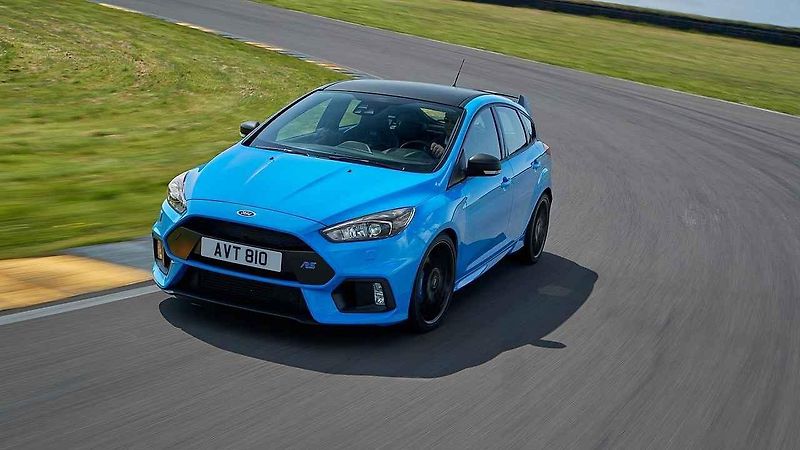 Bíle kouřící Ford Focus RS s vadným těsněním pod hlavou.